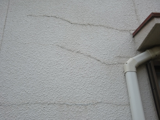 外壁塗装　モルタル外壁にひび割れがあるのですが・・